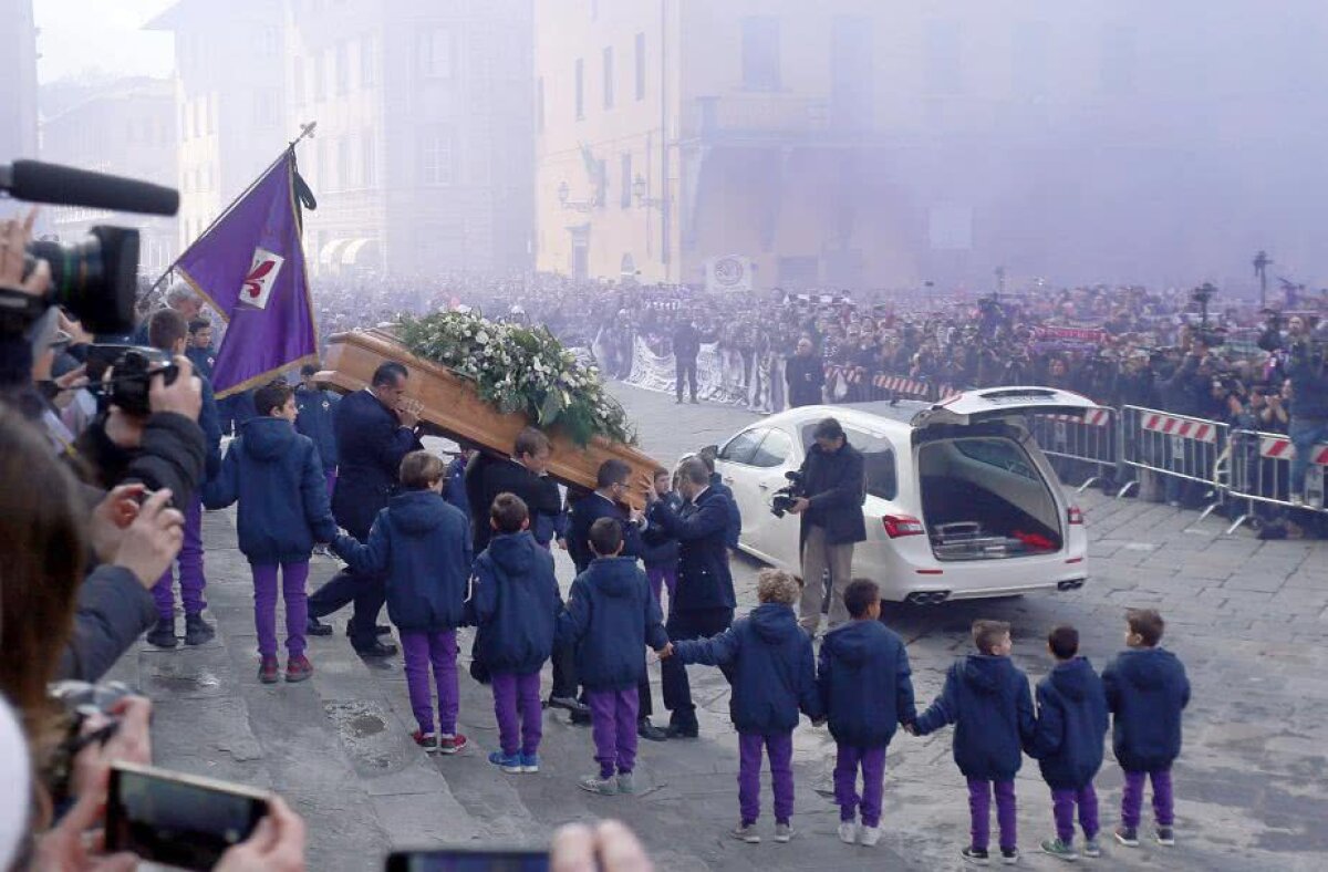 VIDEO + FOTO Momente zguduitoare la Florența: Zanetti, Buffon sau Tătărușanu la înmormântarea lui Davide Astori » Mii de fani prezenți în fața bisericii în care se odihnește și Michelangelo