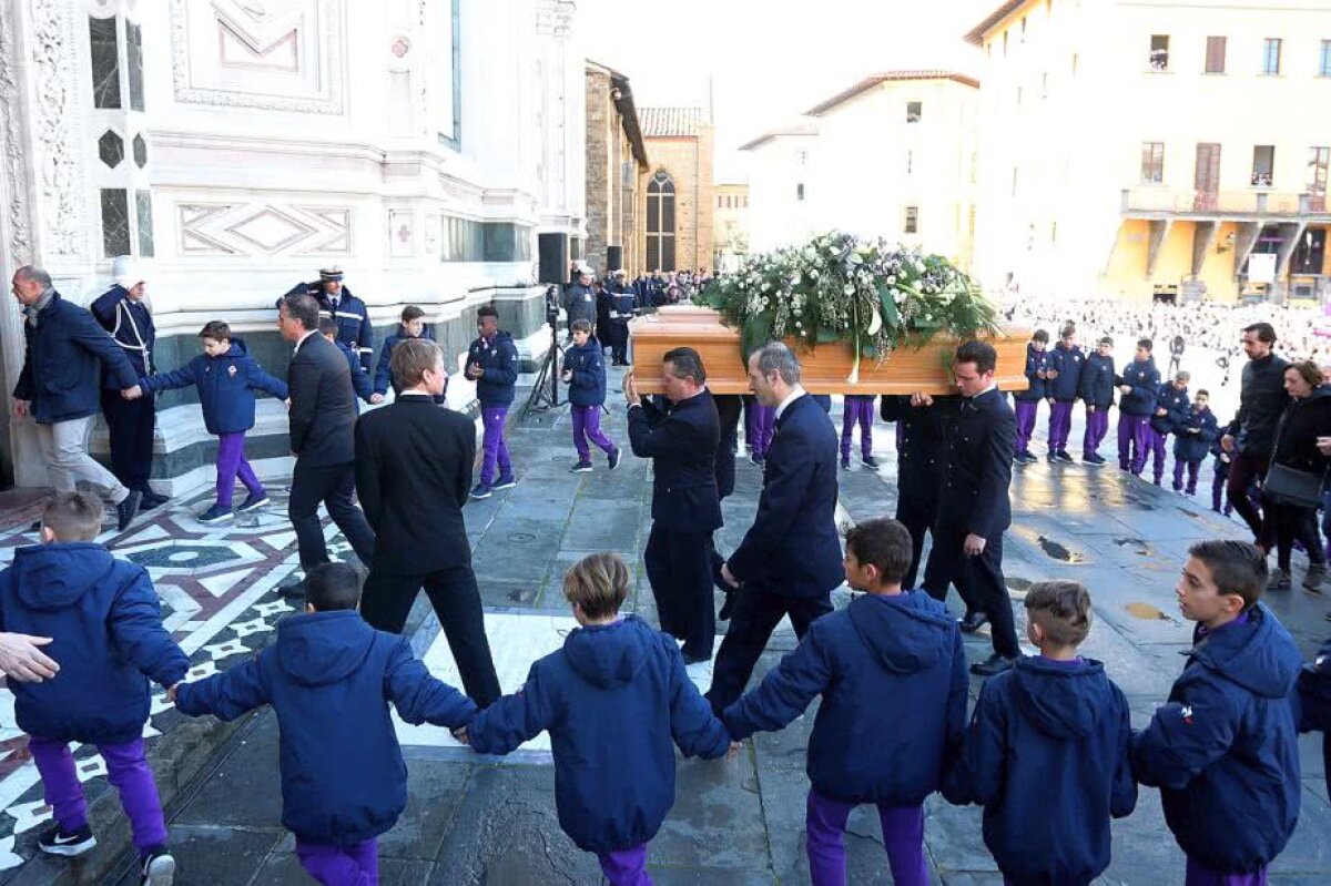 VIDEO + FOTO Momente zguduitoare la Florența: Zanetti, Buffon sau Tătărușanu la înmormântarea lui Davide Astori » Mii de fani prezenți în fața bisericii în care se odihnește și Michelangelo