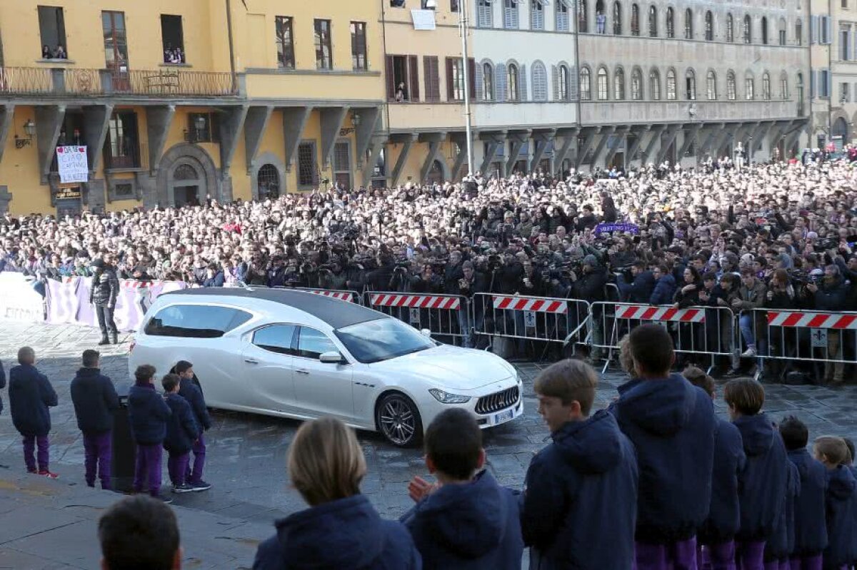 VIDEO + FOTO Momente zguduitoare la Florența: Zanetti, Buffon sau Tătărușanu la înmormântarea lui Davide Astori » Mii de fani prezenți în fața bisericii în care se odihnește și Michelangelo