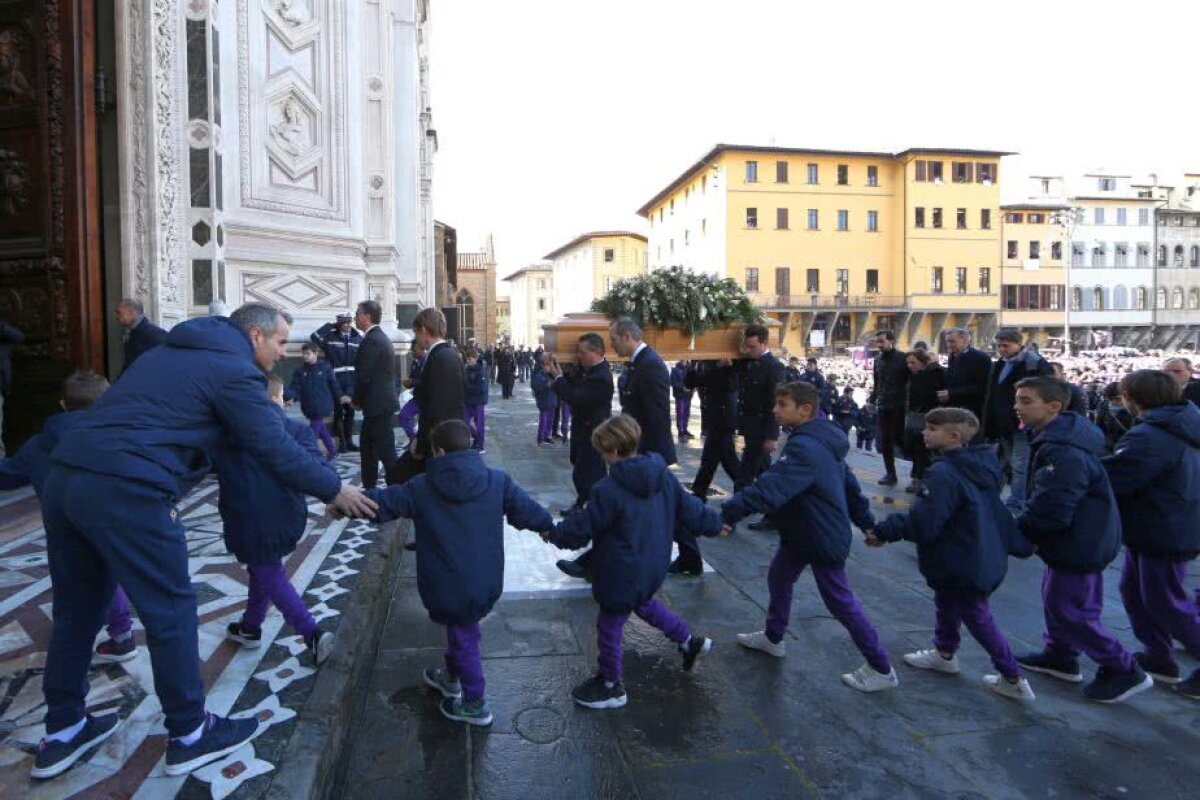 VIDEO + FOTO Momente zguduitoare la Florența: Zanetti, Buffon sau Tătărușanu la înmormântarea lui Davide Astori » Mii de fani prezenți în fața bisericii în care se odihnește și Michelangelo