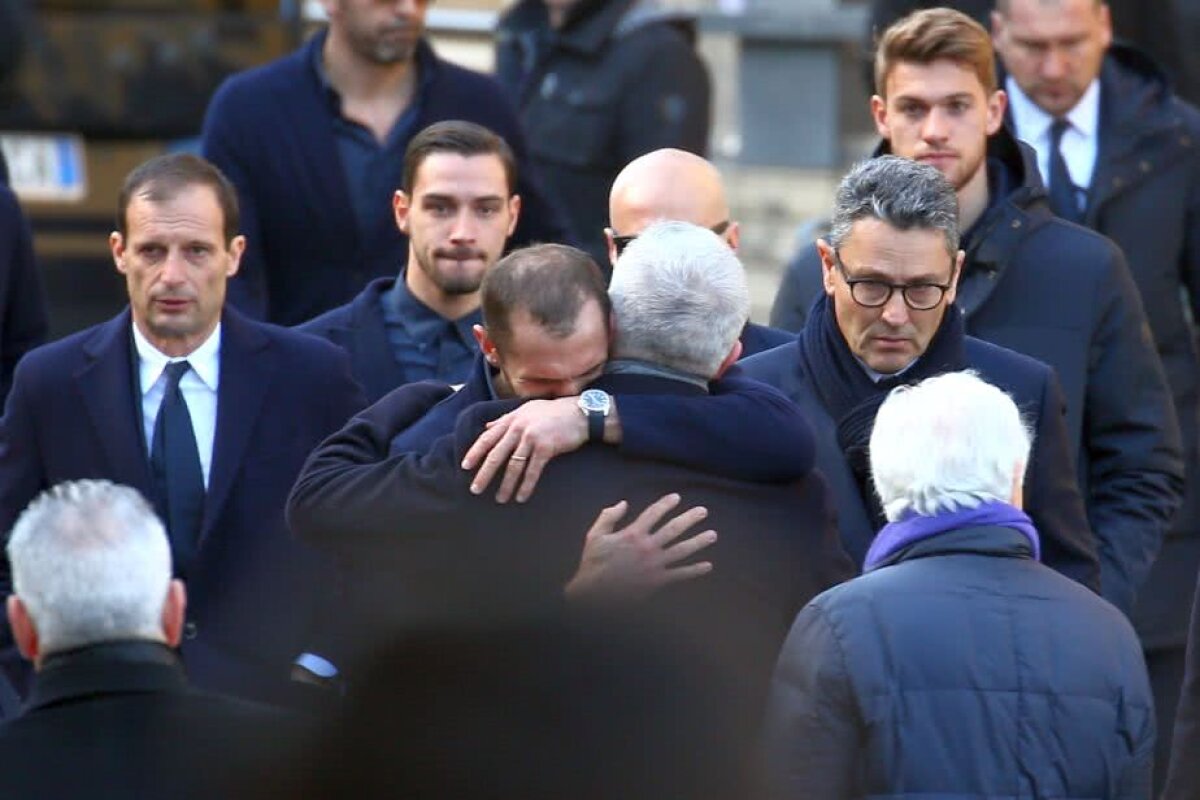 VIDEO + FOTO Momente zguduitoare la Florența: Zanetti, Buffon sau Tătărușanu la înmormântarea lui Davide Astori » Mii de fani prezenți în fața bisericii în care se odihnește și Michelangelo