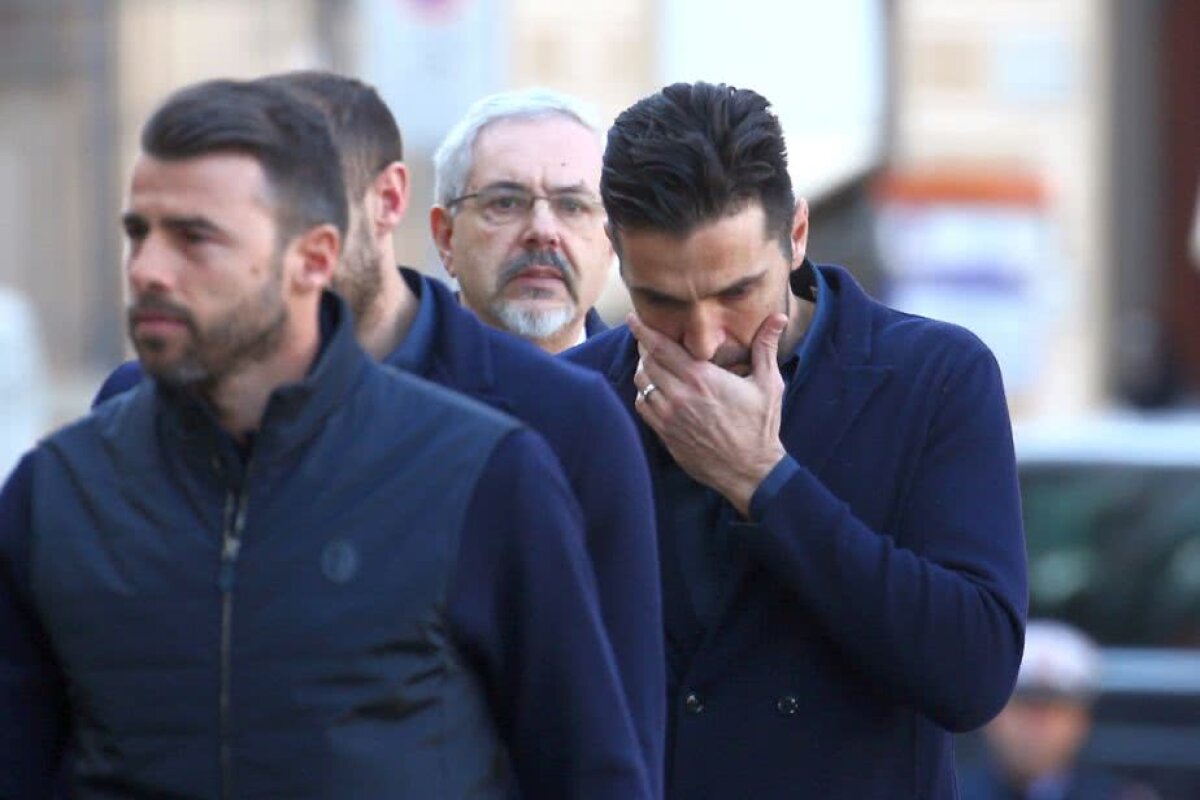 VIDEO + FOTO Momente zguduitoare la Florența: Zanetti, Buffon sau Tătărușanu la înmormântarea lui Davide Astori » Mii de fani prezenți în fața bisericii în care se odihnește și Michelangelo