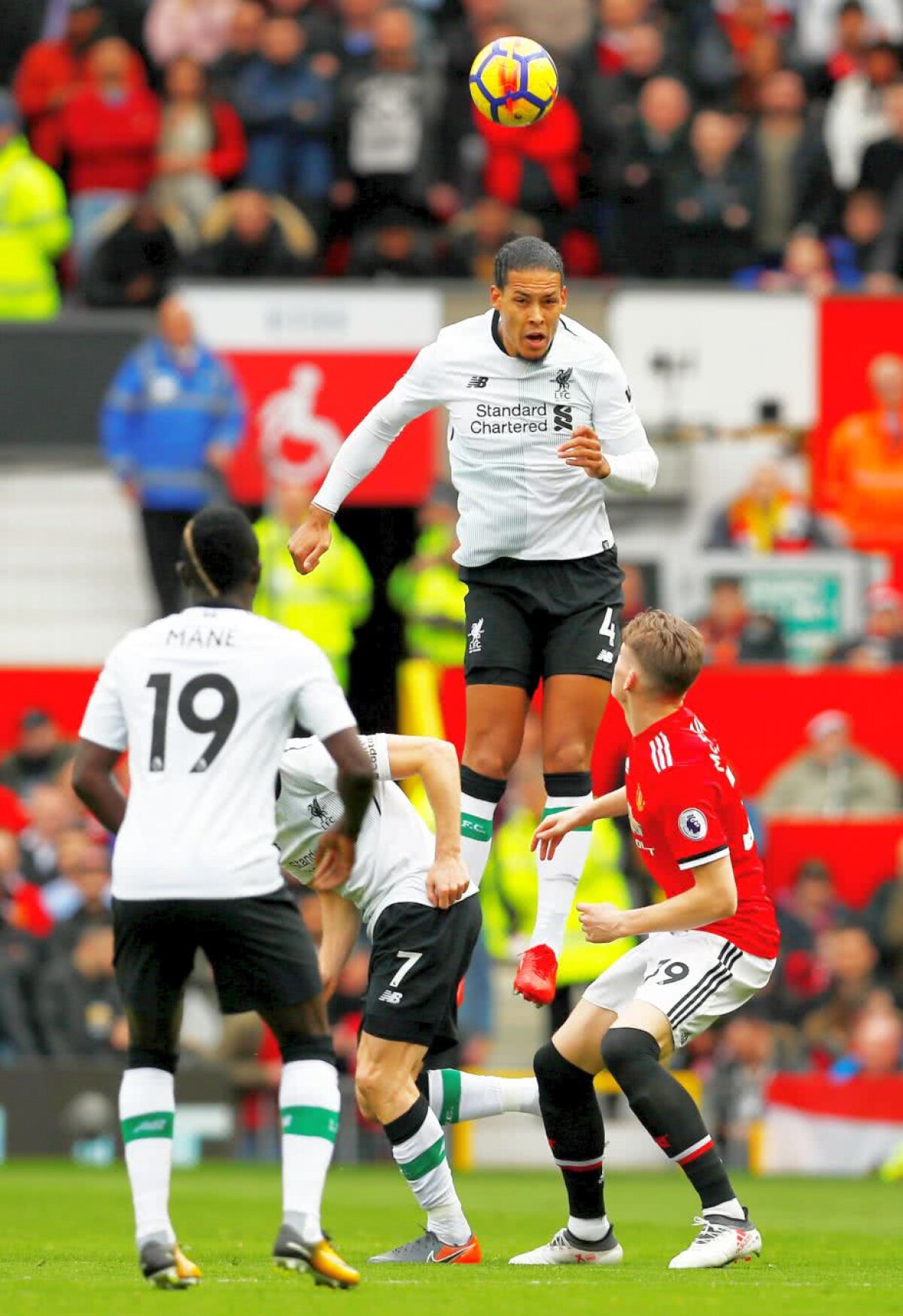 VIDEO + FOTO » Manchester United se impune în fața lui Liverpool, 2-1! Rashford a marcat golurile "diavolilor" » Echipa lui Mourinho se distanțează de rivală