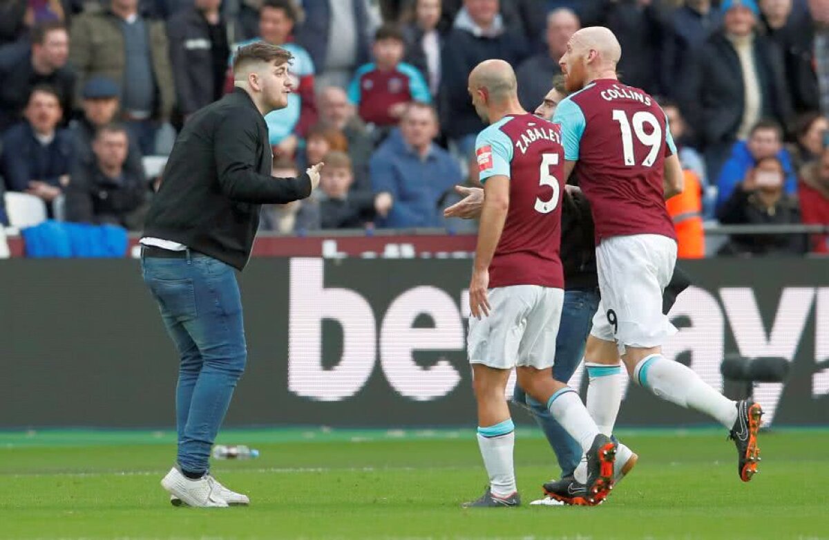 FOTO + VIDEO Scene șocante în Premier League! Fanii au intrat pe teren pentru a se război cu propriii jucători