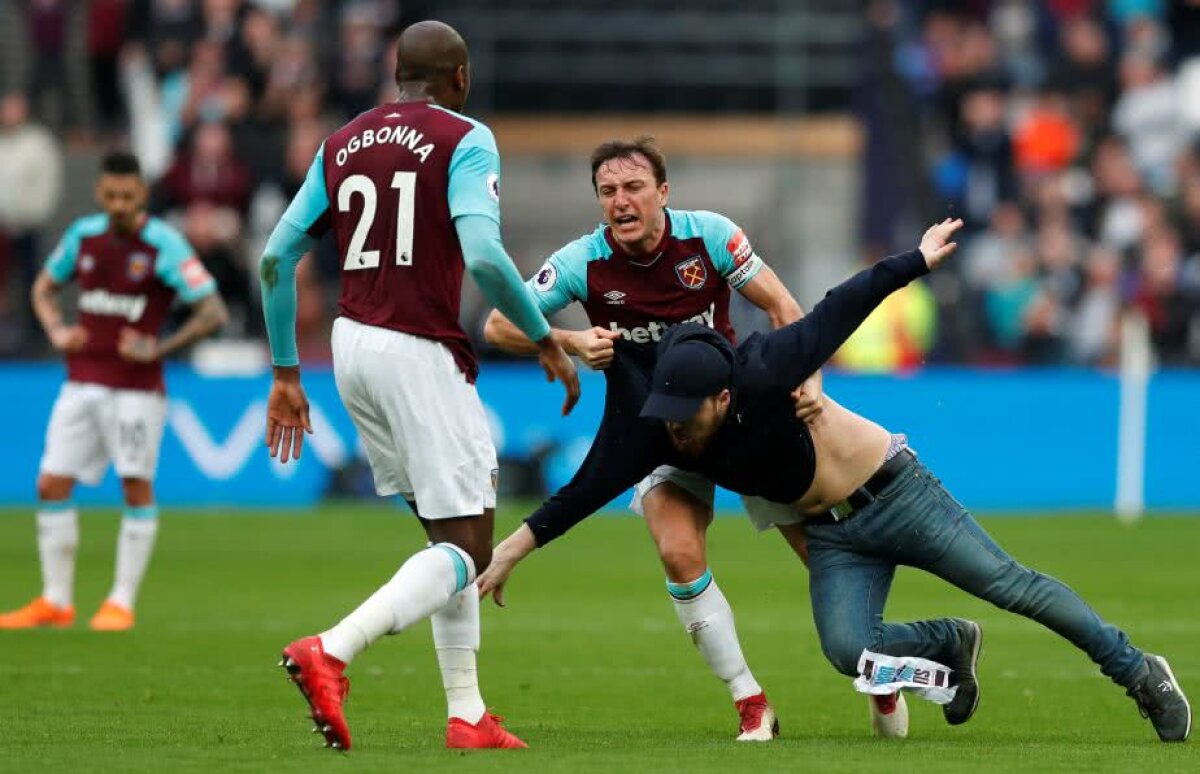 FOTO + VIDEO Scene șocante în Premier League! Fanii au intrat pe teren pentru a se război cu propriii jucători