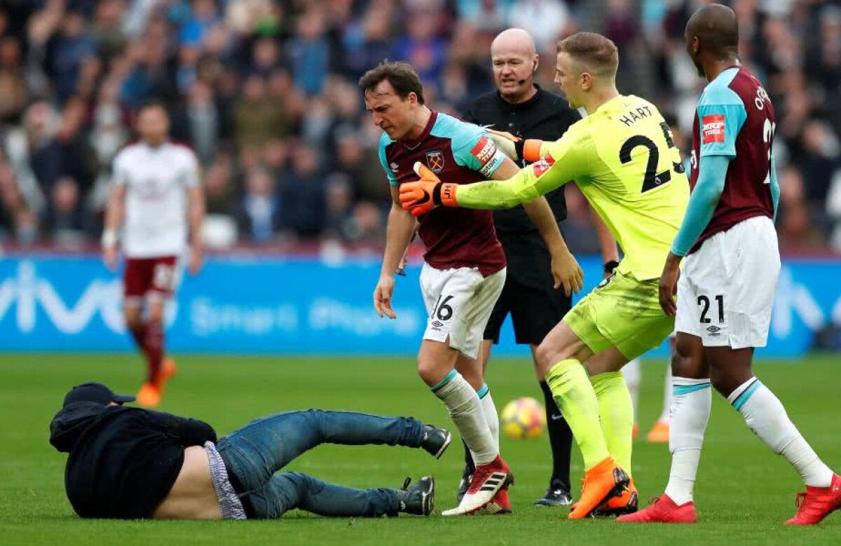 FOTO + VIDEO Scene șocante în Premier League! Fanii au intrat pe teren pentru a se război cu propriii jucători