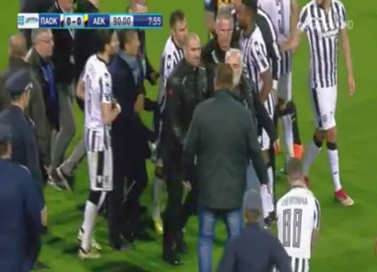 UPDATE/VIDEO + FOTO Din nou haos în Grecia: golul anulat lui Varela a oprit PAOK - AEK Atena în prelungiri! Imagini ȘOCANTE: patronul lui PAOK a intrat pe teren înarmat cu un pistol!