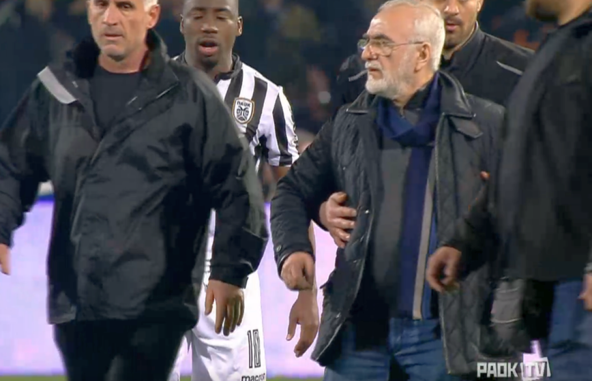 UPDATE/VIDEO + FOTO Din nou haos în Grecia: golul anulat lui Varela a oprit PAOK - AEK Atena în prelungiri! Imagini ȘOCANTE: patronul lui PAOK a intrat pe teren înarmat cu un pistol!