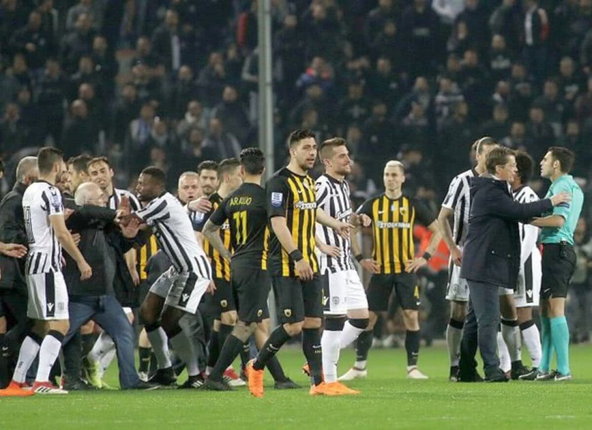 UPDATE/VIDEO + FOTO Din nou haos în Grecia: golul anulat lui Varela a oprit PAOK - AEK Atena în prelungiri! Imagini ȘOCANTE: patronul lui PAOK a intrat pe teren înarmat cu un pistol!