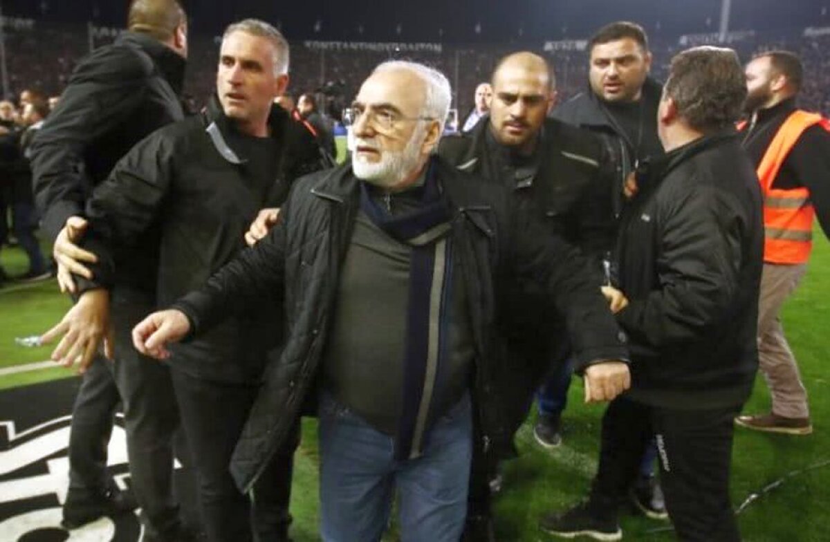 UPDATE/VIDEO + FOTO Din nou haos în Grecia: golul anulat lui Varela a oprit PAOK - AEK Atena în prelungiri! Imagini ȘOCANTE: patronul lui PAOK a intrat pe teren înarmat cu un pistol!