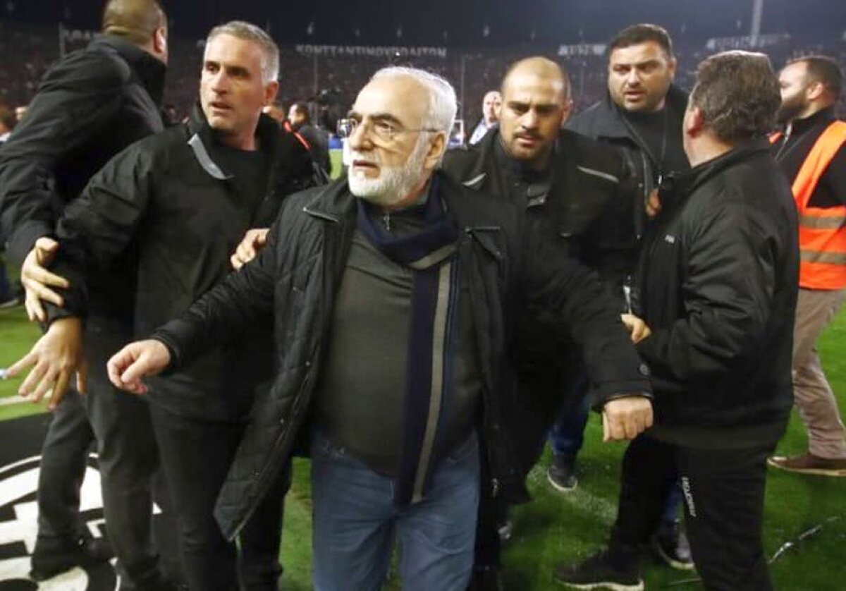 UPDATE/VIDEO + FOTO Din nou haos în Grecia: golul anulat lui Varela a oprit PAOK - AEK Atena în prelungiri! Imagini ȘOCANTE: patronul lui PAOK a intrat pe teren înarmat cu un pistol!