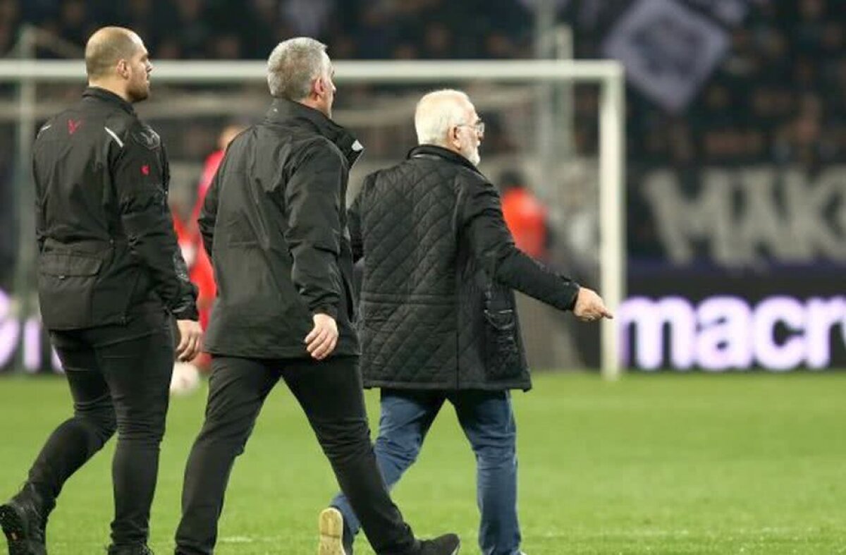 UPDATE/VIDEO + FOTO Din nou haos în Grecia: golul anulat lui Varela a oprit PAOK - AEK Atena în prelungiri! Imagini ȘOCANTE: patronul lui PAOK a intrat pe teren înarmat cu un pistol!