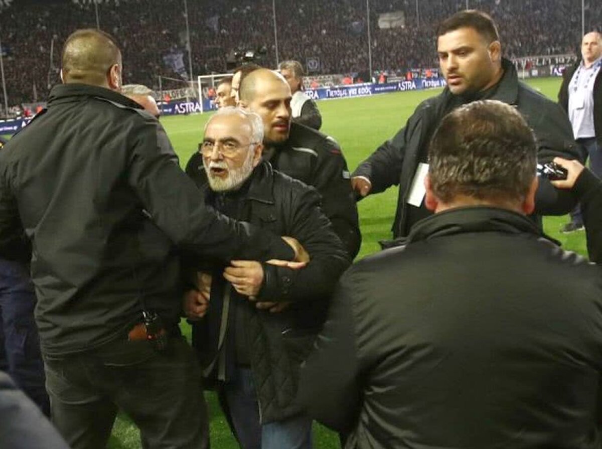 UPDATE/VIDEO + FOTO Din nou haos în Grecia: golul anulat lui Varela a oprit PAOK - AEK Atena în prelungiri! Imagini ȘOCANTE: patronul lui PAOK a intrat pe teren înarmat cu un pistol!