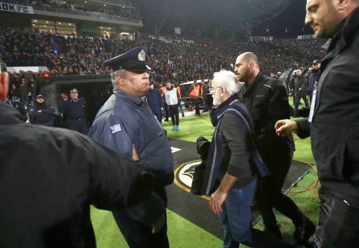 UPDATE/VIDEO + FOTO Din nou haos în Grecia: golul anulat lui Varela a oprit PAOK - AEK Atena în prelungiri! Imagini ȘOCANTE: patronul lui PAOK a intrat pe teren înarmat cu un pistol!