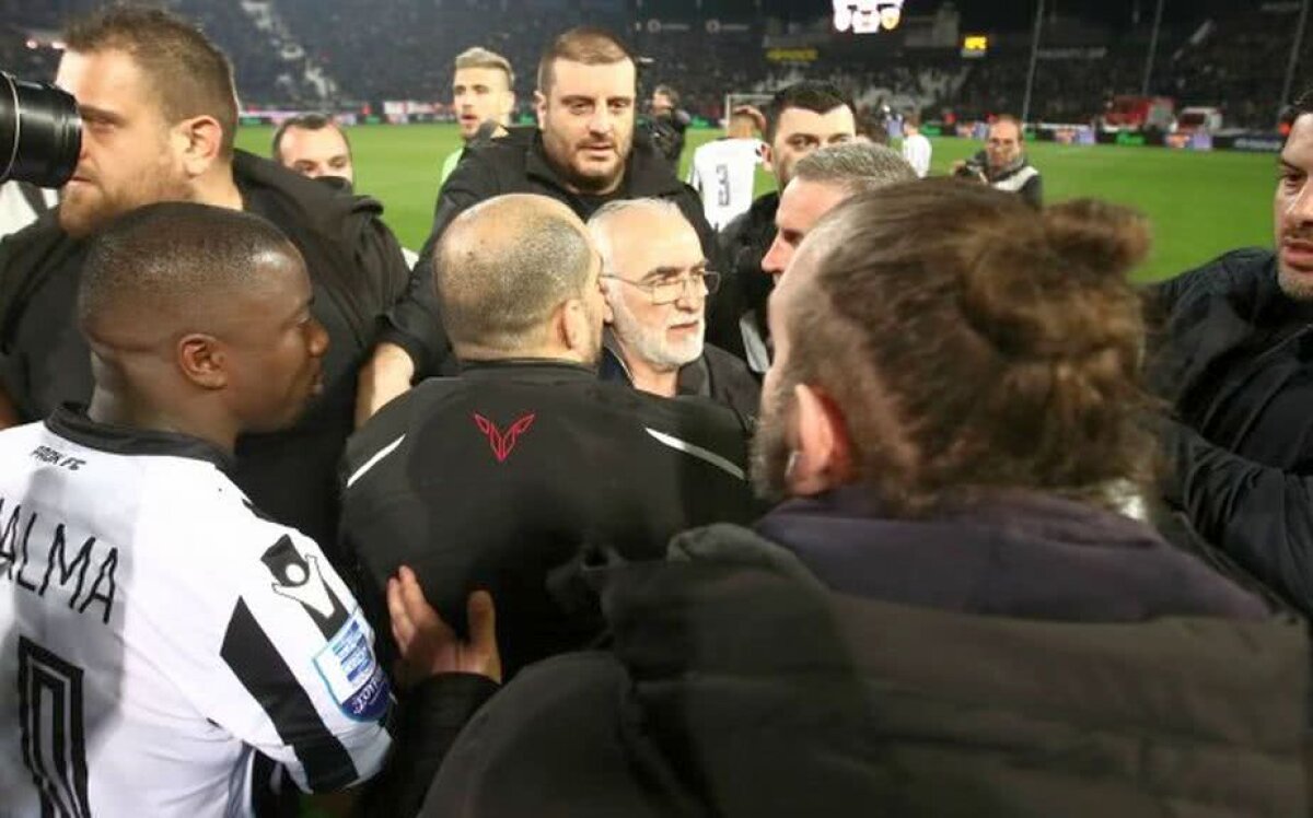 UPDATE/VIDEO + FOTO Din nou haos în Grecia: golul anulat lui Varela a oprit PAOK - AEK Atena în prelungiri! Imagini ȘOCANTE: patronul lui PAOK a intrat pe teren înarmat cu un pistol!