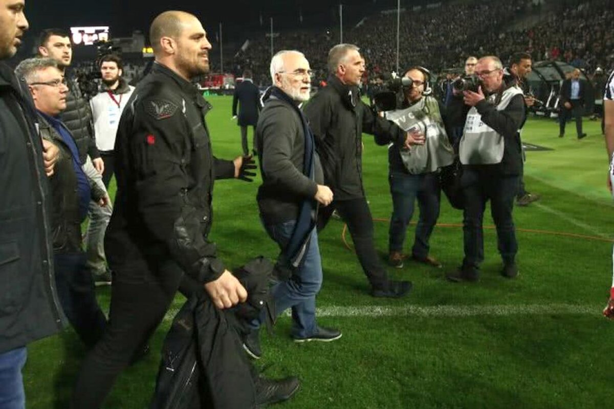 UPDATE/VIDEO + FOTO Din nou haos în Grecia: golul anulat lui Varela a oprit PAOK - AEK Atena în prelungiri! Imagini ȘOCANTE: patronul lui PAOK a intrat pe teren înarmat cu un pistol!