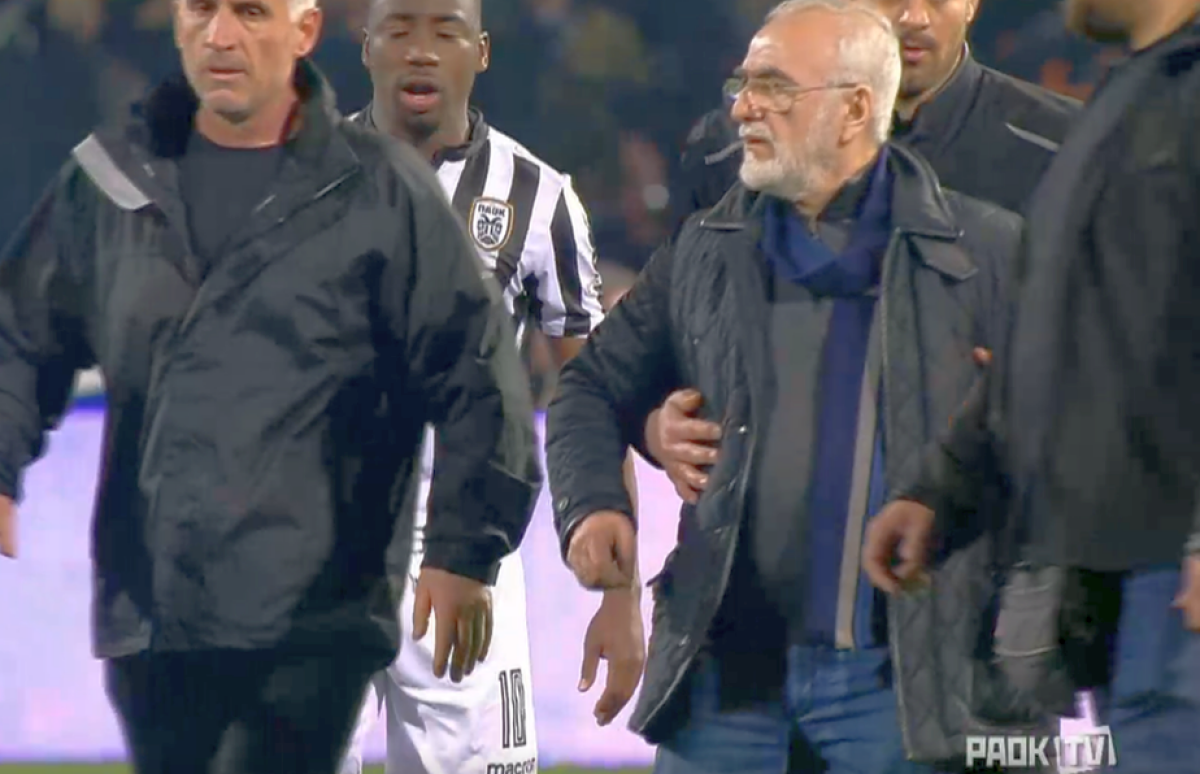UPDATE/VIDEO + FOTO Din nou haos în Grecia: golul anulat lui Varela a oprit PAOK - AEK Atena în prelungiri! Imagini ȘOCANTE: patronul lui PAOK a intrat pe teren înarmat cu un pistol!