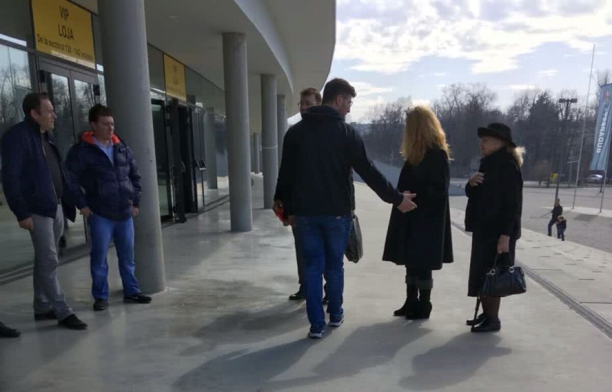 GALERIE FOTO + VIDEO Trupul neînsuflețit al lui Ion Voinescu a fost depus la Arena Națională » Lăcătuș și jucătorii Stelei sunt prezenți 