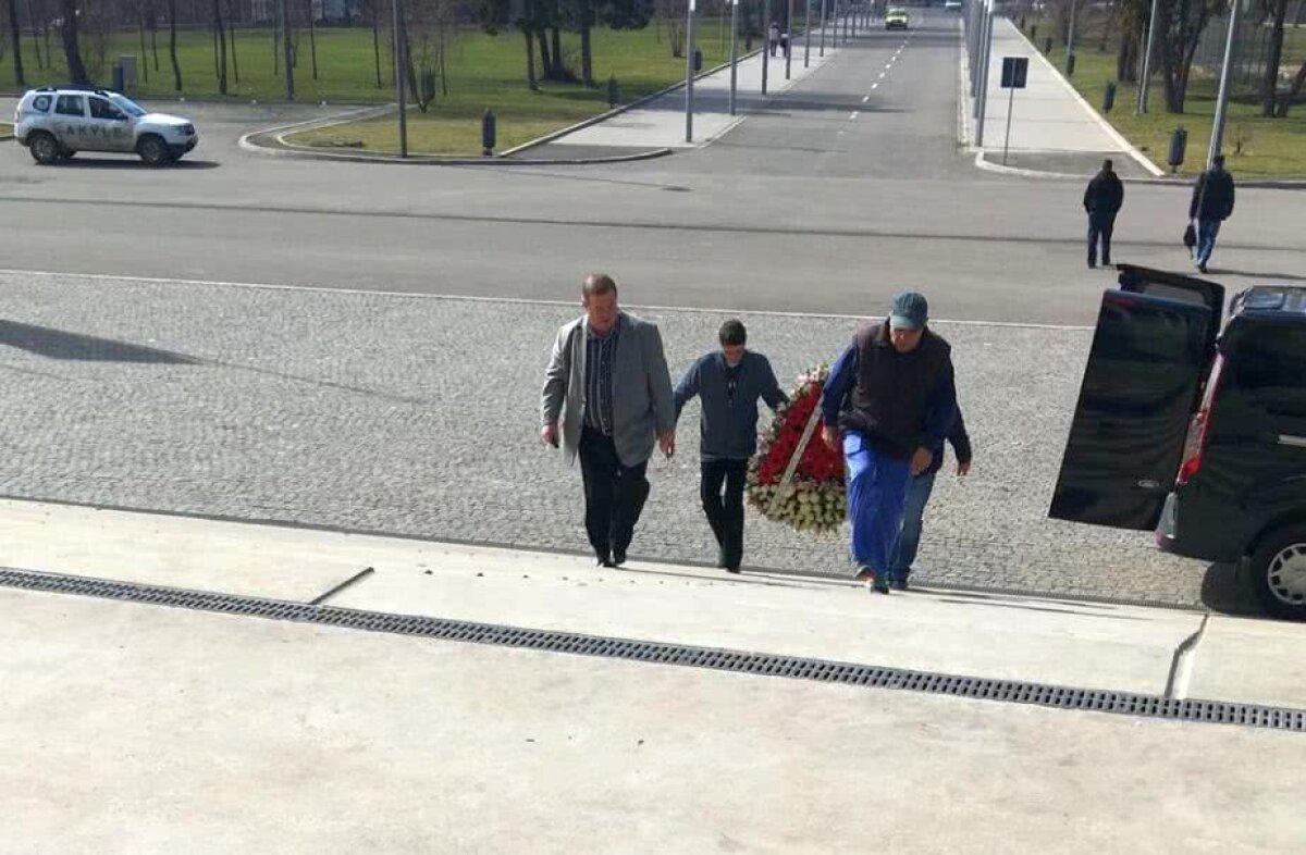 GALERIE FOTO + VIDEO Trupul neînsuflețit al lui Ion Voinescu a fost depus la Arena Națională » Lăcătuș și jucătorii Stelei sunt prezenți 