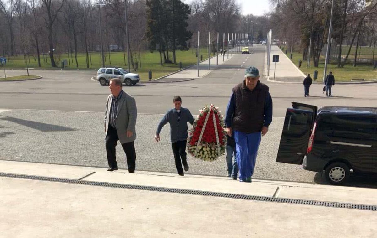 GALERIE FOTO + VIDEO Trupul neînsuflețit al lui Ion Voinescu a fost depus la Arena Națională » Lăcătuș și jucătorii Stelei sunt prezenți 