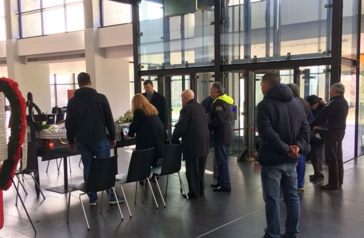 GALERIE FOTO + VIDEO Trupul neînsuflețit al lui Ion Voinescu a fost depus la Arena Națională » Lăcătuș și jucătorii Stelei sunt prezenți 