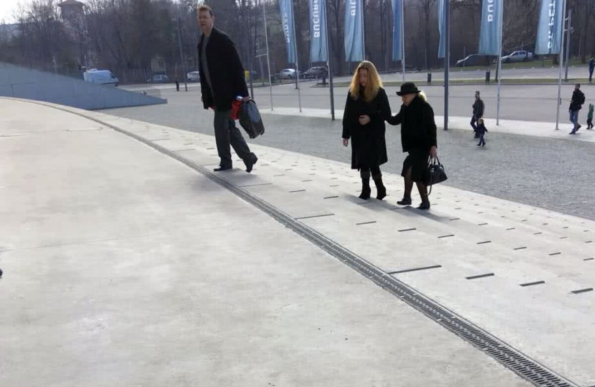 GALERIE FOTO + VIDEO Trupul neînsuflețit al lui Ion Voinescu a fost depus la Arena Națională » Lăcătuș și jucătorii Stelei sunt prezenți 