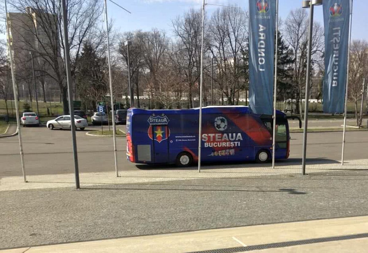 GALERIE FOTO + VIDEO Trupul neînsuflețit al lui Ion Voinescu a fost depus la Arena Națională » Lăcătuș și jucătorii Stelei sunt prezenți 