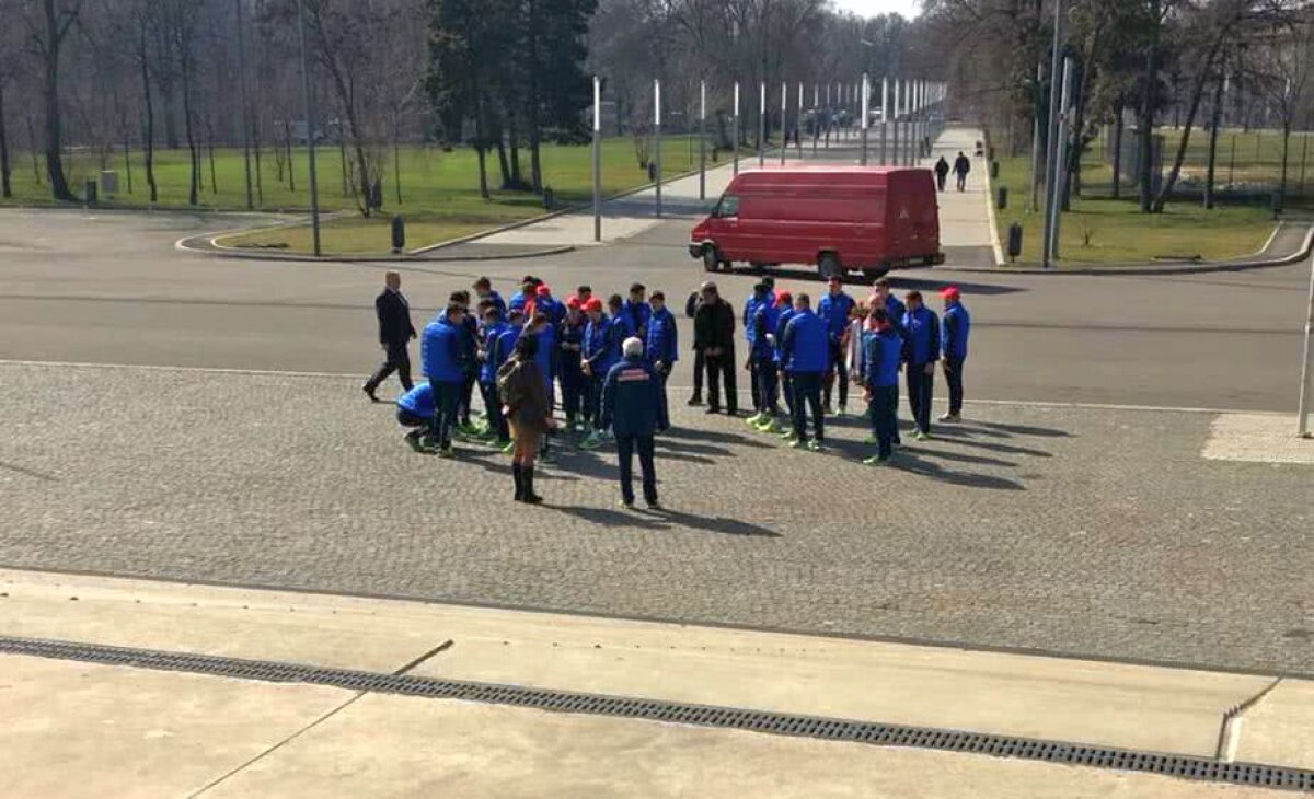 GALERIE FOTO + VIDEO Trupul neînsuflețit al lui Ion Voinescu a fost depus la Arena Națională » Lăcătuș și jucătorii Stelei sunt prezenți 