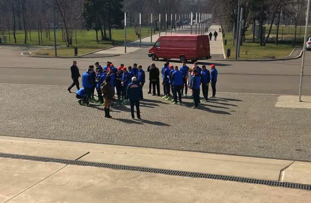 GALERIE FOTO + VIDEO Trupul neînsuflețit al lui Ion Voinescu a fost depus la Arena Națională » Lăcătuș și jucătorii Stelei sunt prezenți 