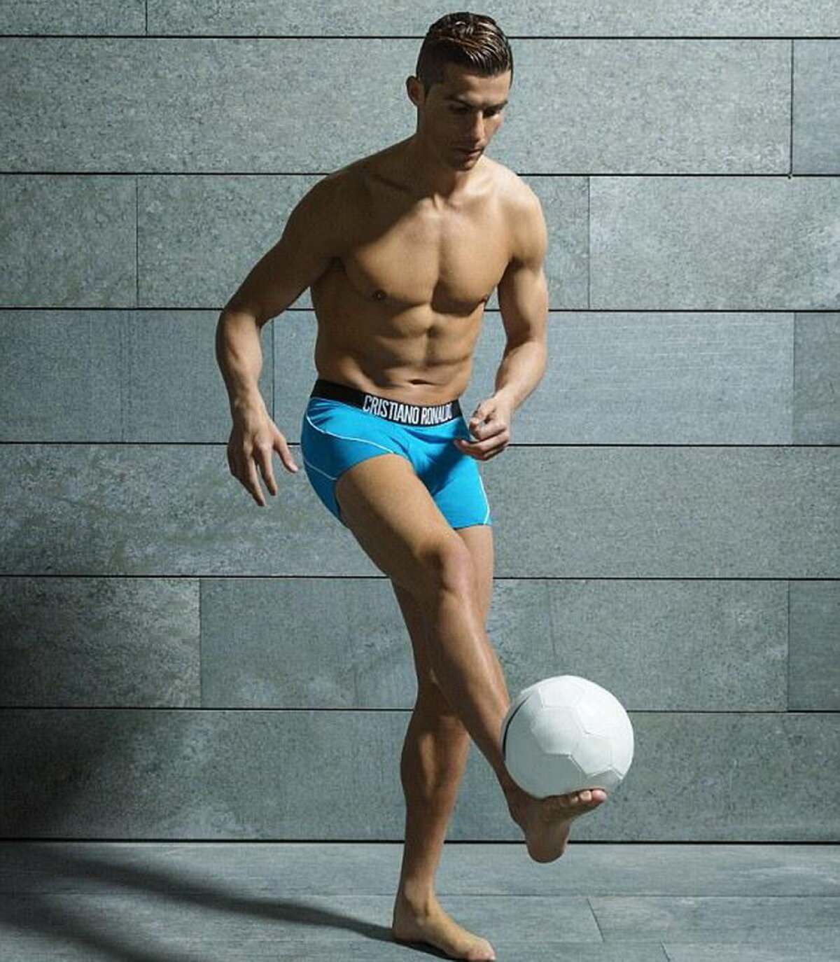 GALERIE FOTO Femeile o vor lua razna: Cristiano Ronaldo a pozat doar în boxeri!