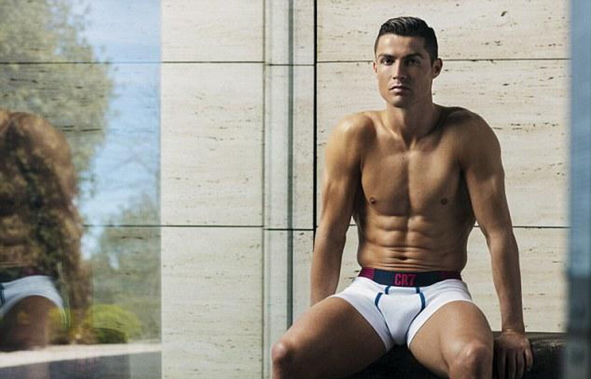 GALERIE FOTO Femeile o vor lua razna: Cristiano Ronaldo a pozat doar în boxeri!