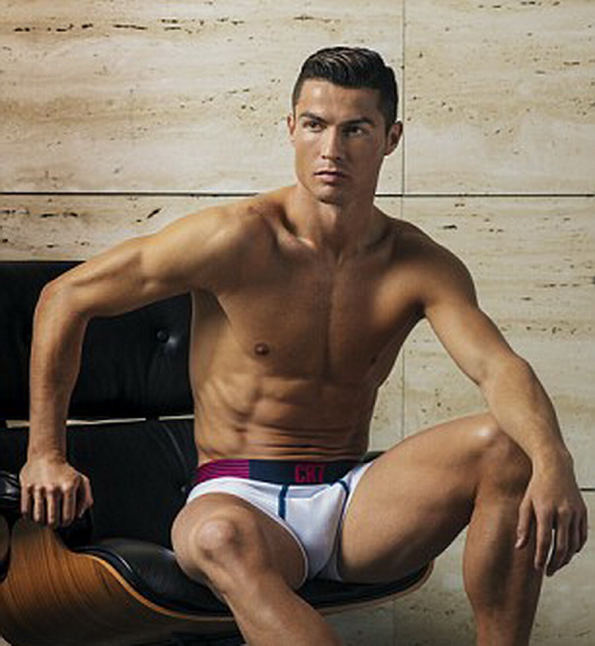 GALERIE FOTO Femeile o vor lua razna: Cristiano Ronaldo a pozat doar în boxeri!