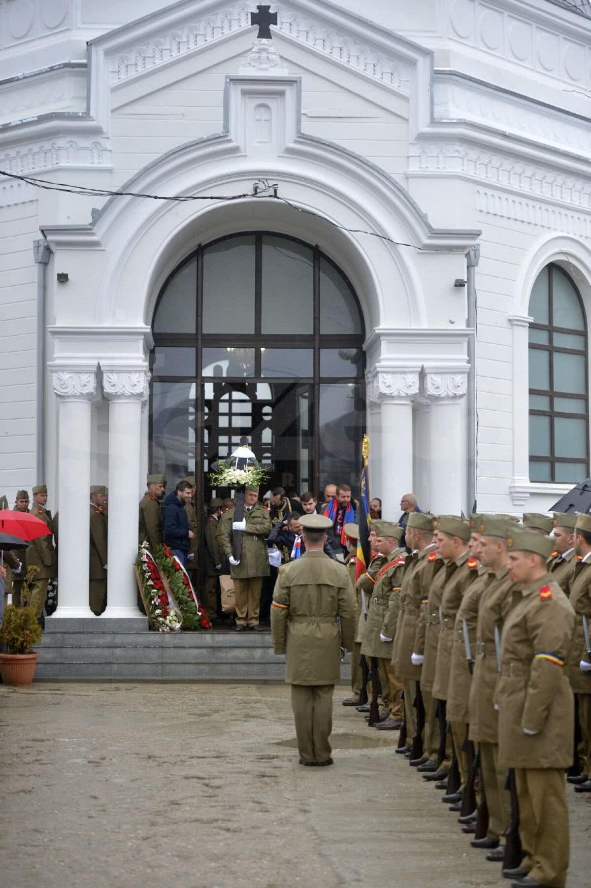 VIDEO+FOTO Ultimul drum al lui Ion Voinescu » Fostul mare portar a fost înmormântat astăzi cu steagul Stelei și onoruri militare