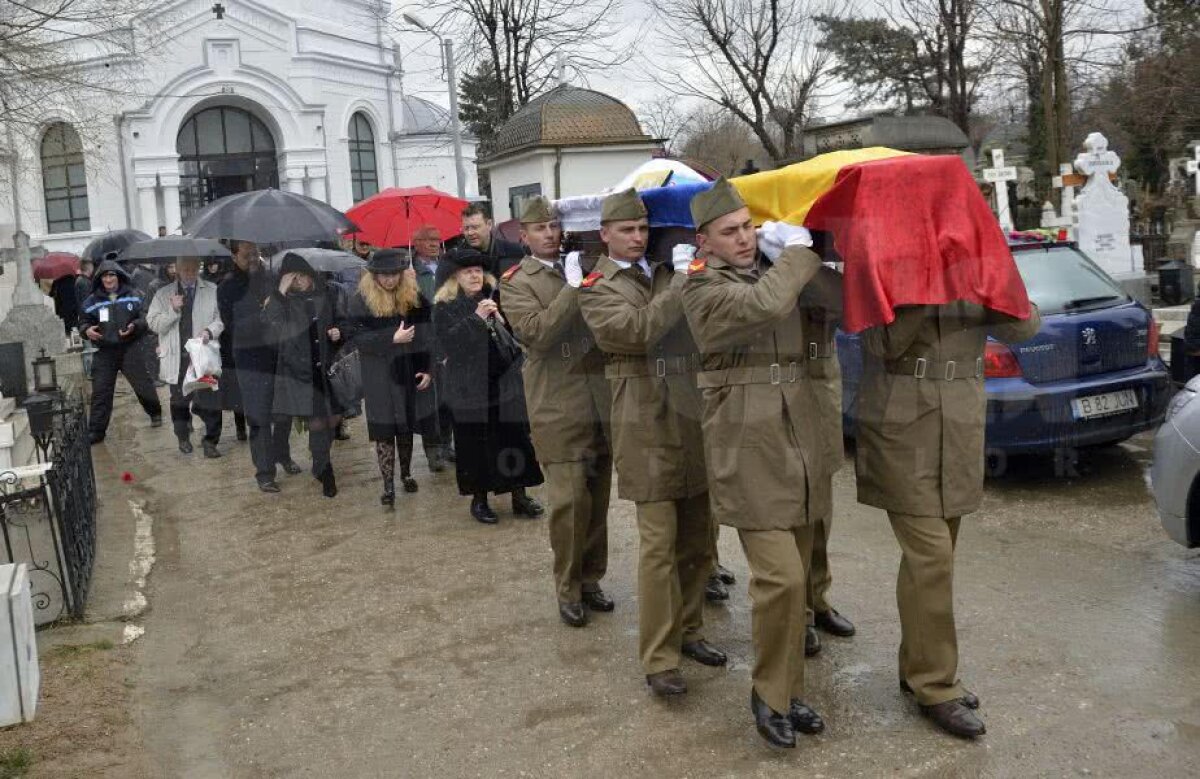 VIDEO+FOTO Ultimul drum al lui Ion Voinescu » Fostul mare portar a fost înmormântat astăzi cu steagul Stelei și onoruri militare