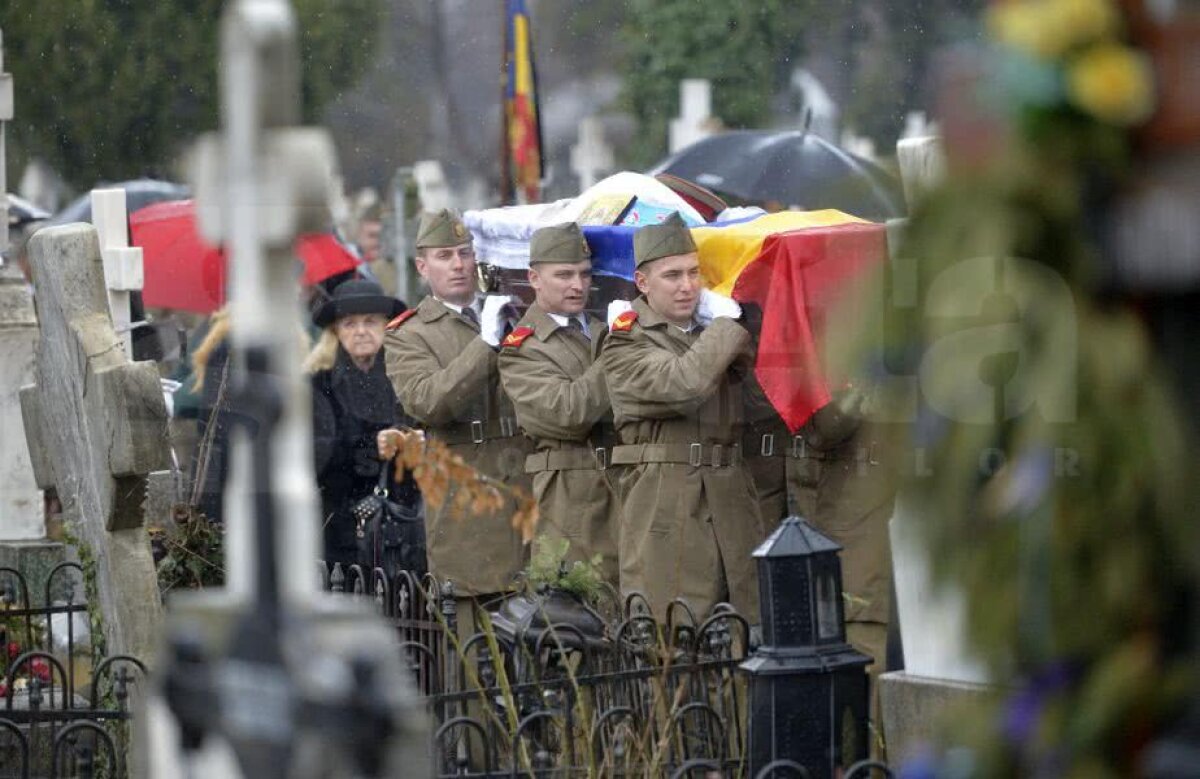VIDEO+FOTO Ultimul drum al lui Ion Voinescu » Fostul mare portar a fost înmormântat astăzi cu steagul Stelei și onoruri militare