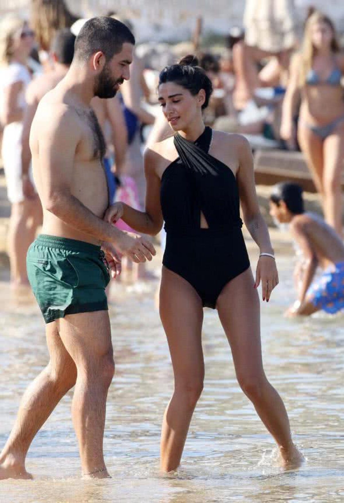 GALERIE FOTO Cum arată noua soție a lui Arda Turan! Prezență surpriză la nunta celor doi 