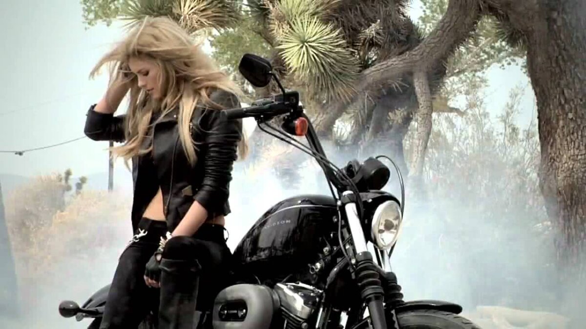 FOTO O divă printre motoare » Ea e muza generației Harley Davidson 
