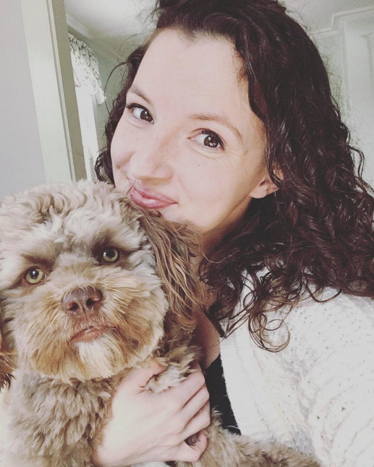 FOTO & VIDEO Un căţel cu chip de om a înnebunit lumea virtuală