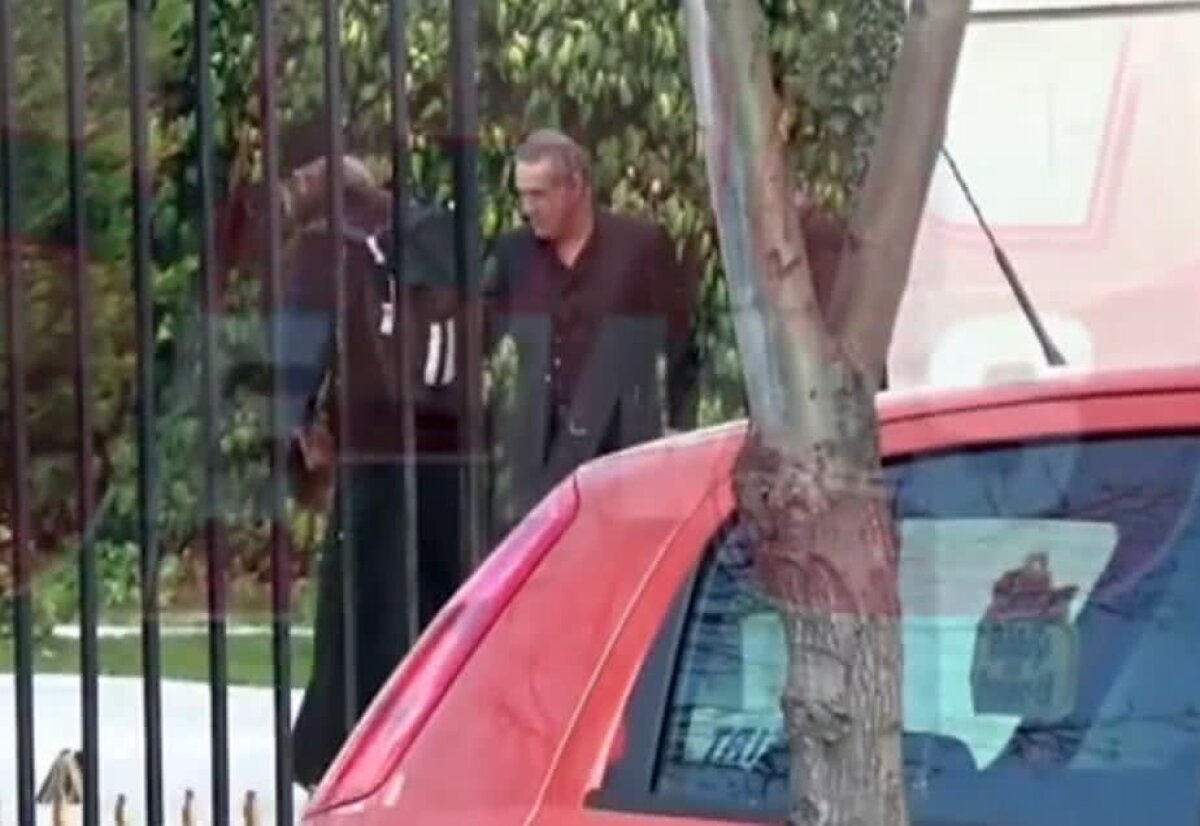 VIDEO+FOTO Becali a umilit în stradă un călugăr venit la palat » Imagini incredibile surprinse de paparazzi