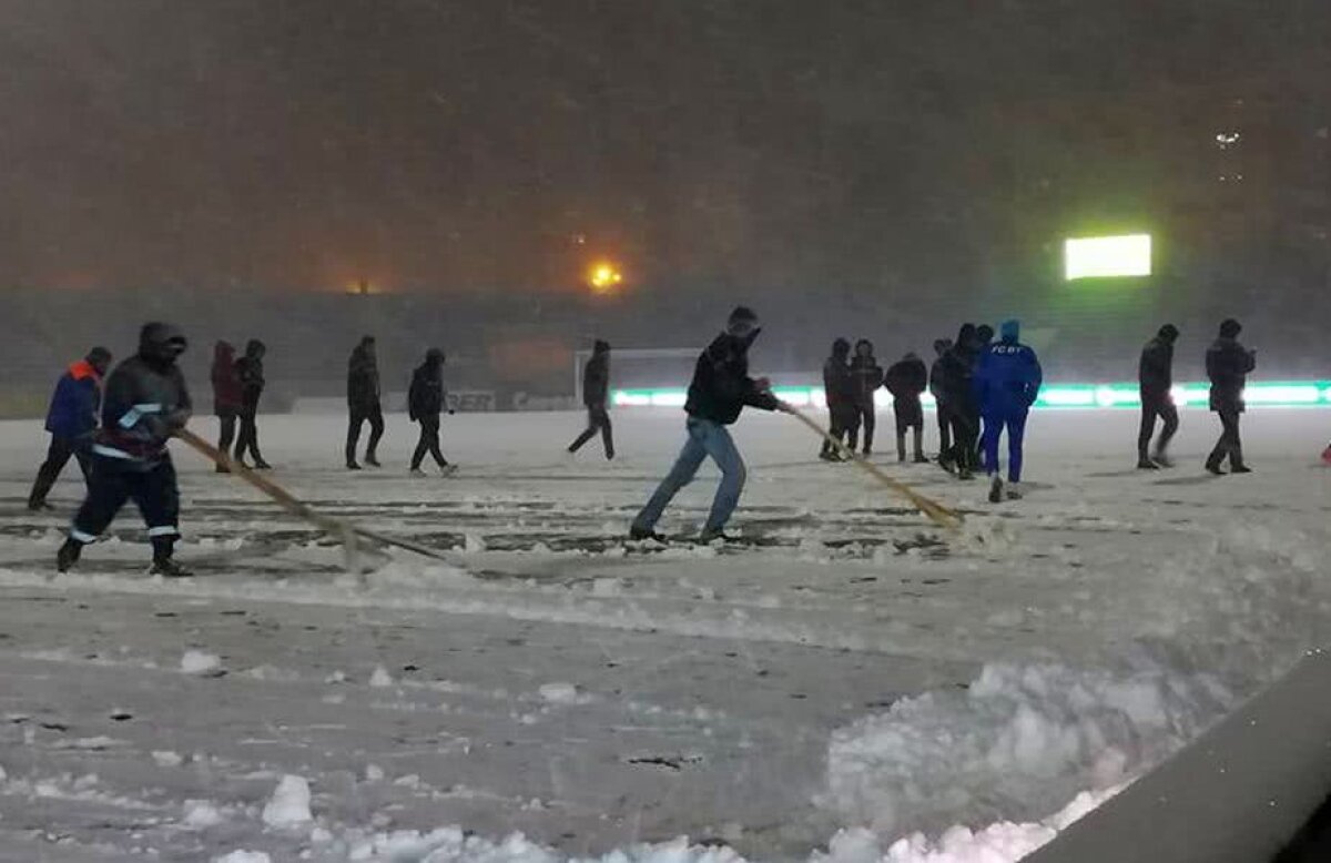 FOTO » Imagini apocaliptice la Botoșani » Ninge abundent, iar meciul cu Dinamo a fost amânat!