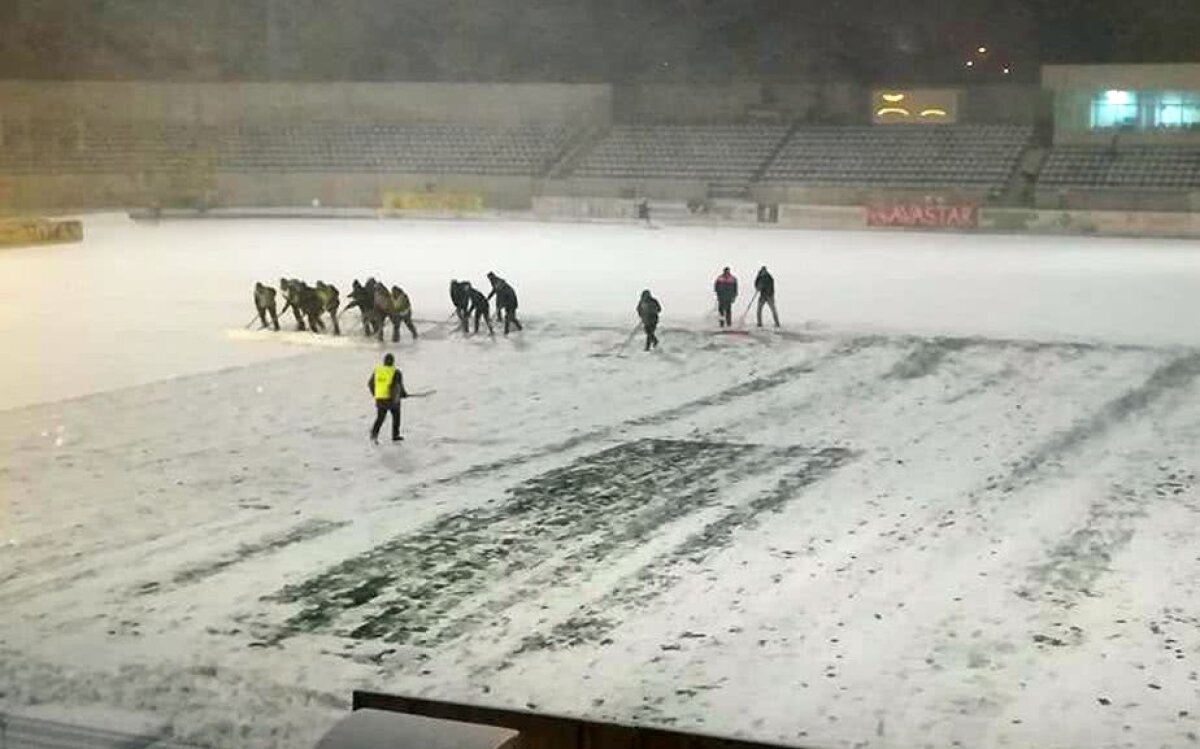 FOTO » Imagini apocaliptice la Botoșani » Ninge abundent, iar meciul cu Dinamo a fost amânat!