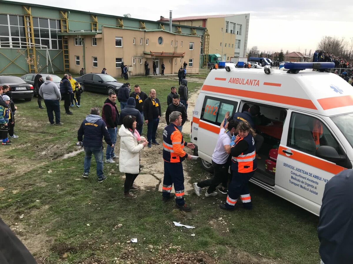 VIDEO + FOTO Scene reprobabile între jandarmi și ultrașii celor de la Petrolul » Gaze lacrimogene și spray-uri cu piper aplicate "victimelor colaterale"