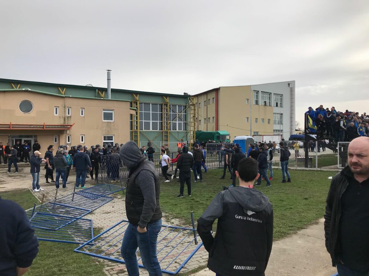 VIDEO + FOTO Scene reprobabile între jandarmi și ultrașii celor de la Petrolul » Gaze lacrimogene și spray-uri cu piper aplicate "victimelor colaterale"