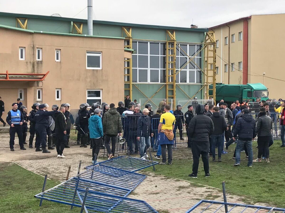 VIDEO + FOTO Scene reprobabile între jandarmi și ultrașii celor de la Petrolul » Gaze lacrimogene și spray-uri cu piper aplicate "victimelor colaterale"