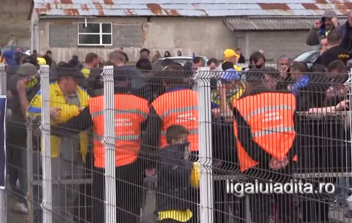 VIDEO + FOTO Scene reprobabile între jandarmi și ultrașii celor de la Petrolul » Gaze lacrimogene și spray-uri cu piper aplicate "victimelor colaterale"