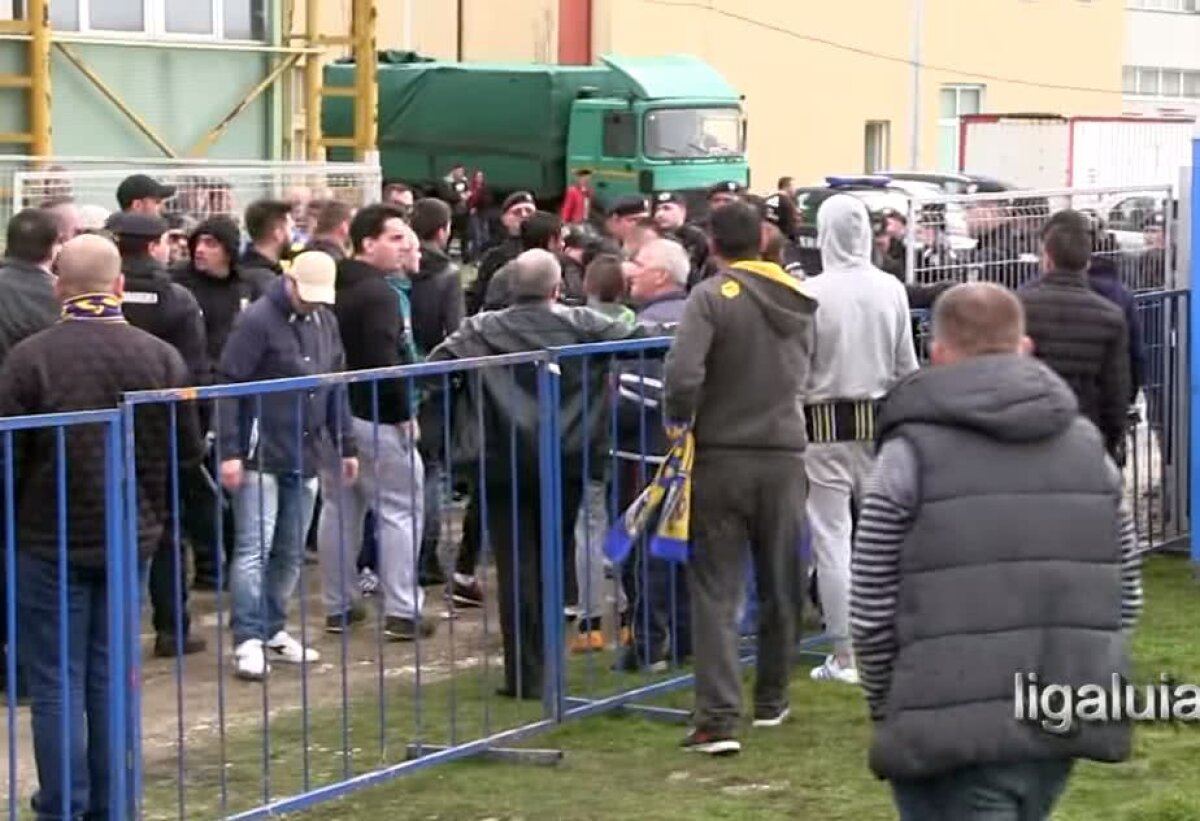 VIDEO + FOTO Scene reprobabile între jandarmi și ultrașii celor de la Petrolul » Gaze lacrimogene și spray-uri cu piper aplicate "victimelor colaterale"