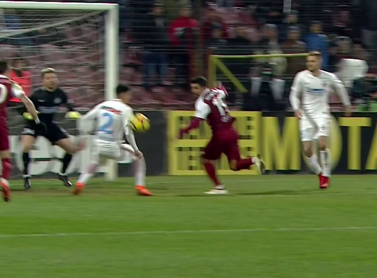 FOTO Greșeală de arbitraj în CFR Cluj - FCSB?! Doi experți n-ar fi dat penalty la faza din care s-a deschis scorul
