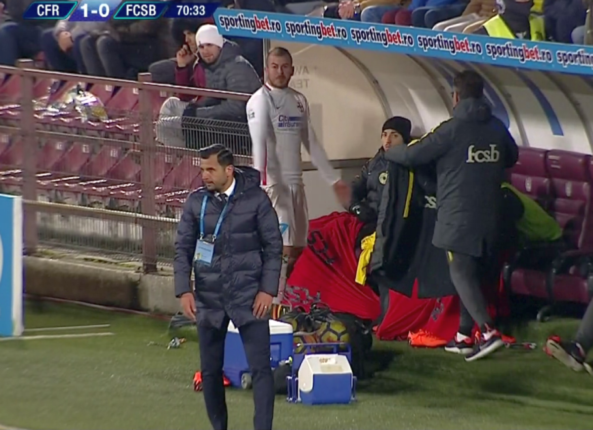 FOTO Alibec a ieșit nervos de pe teren! A țipat la Dică și a fost sancționat de arbitru de pe banca de rezerve