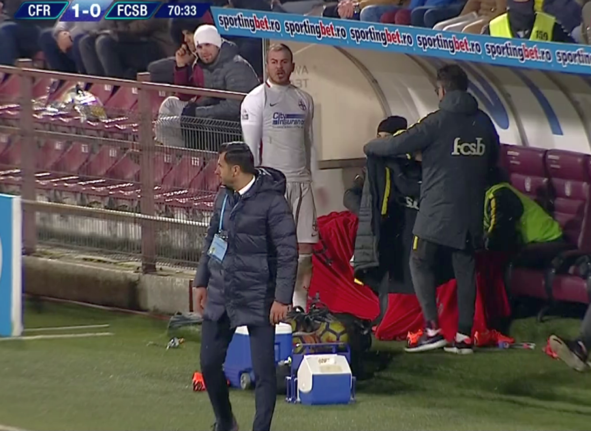 FOTO Alibec a ieșit nervos de pe teren! A țipat la Dică și a fost sancționat de arbitru de pe banca de rezerve