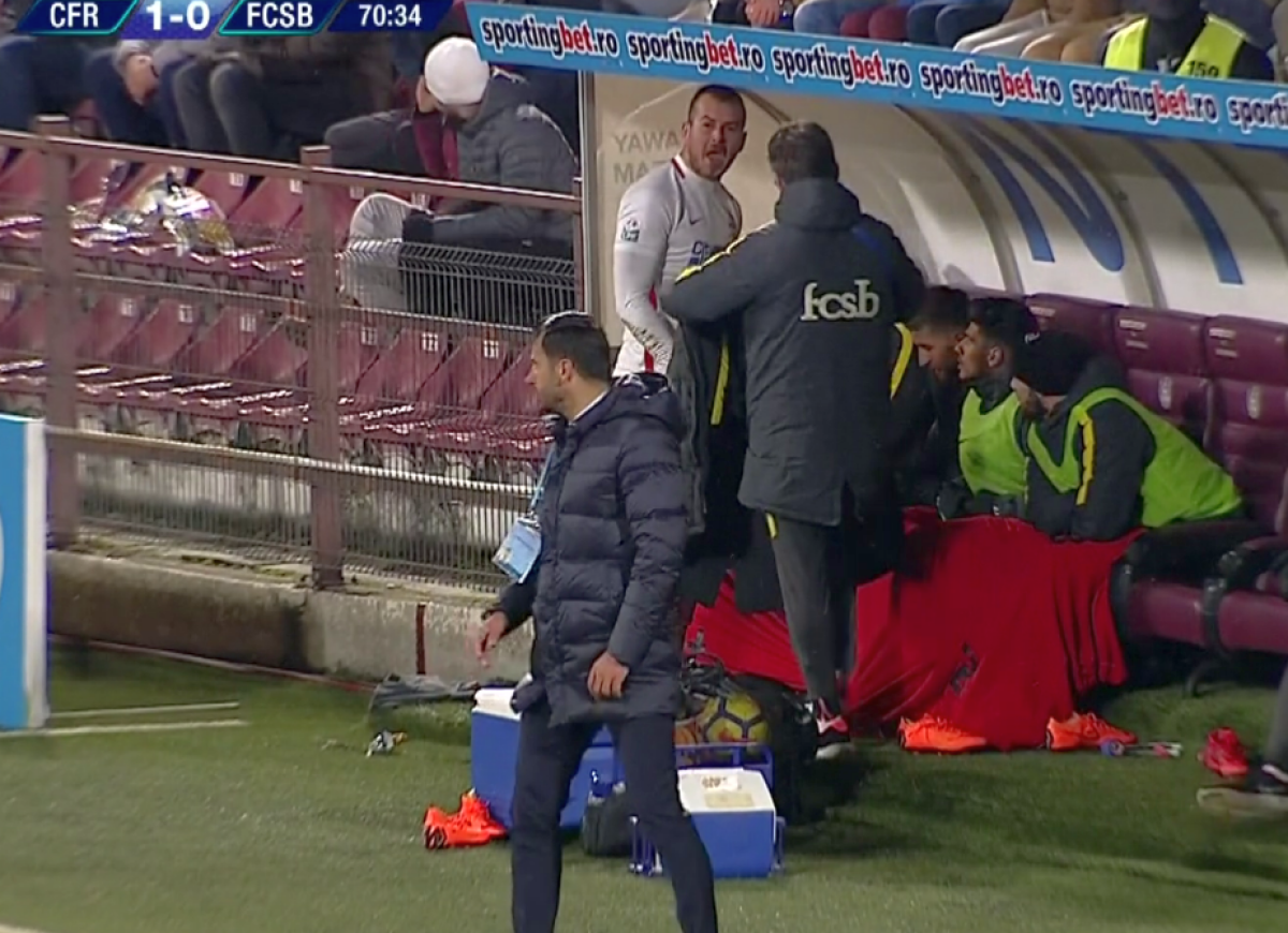 FOTO Alibec a ieșit nervos de pe teren! A țipat la Dică și a fost sancționat de arbitru de pe banca de rezerve